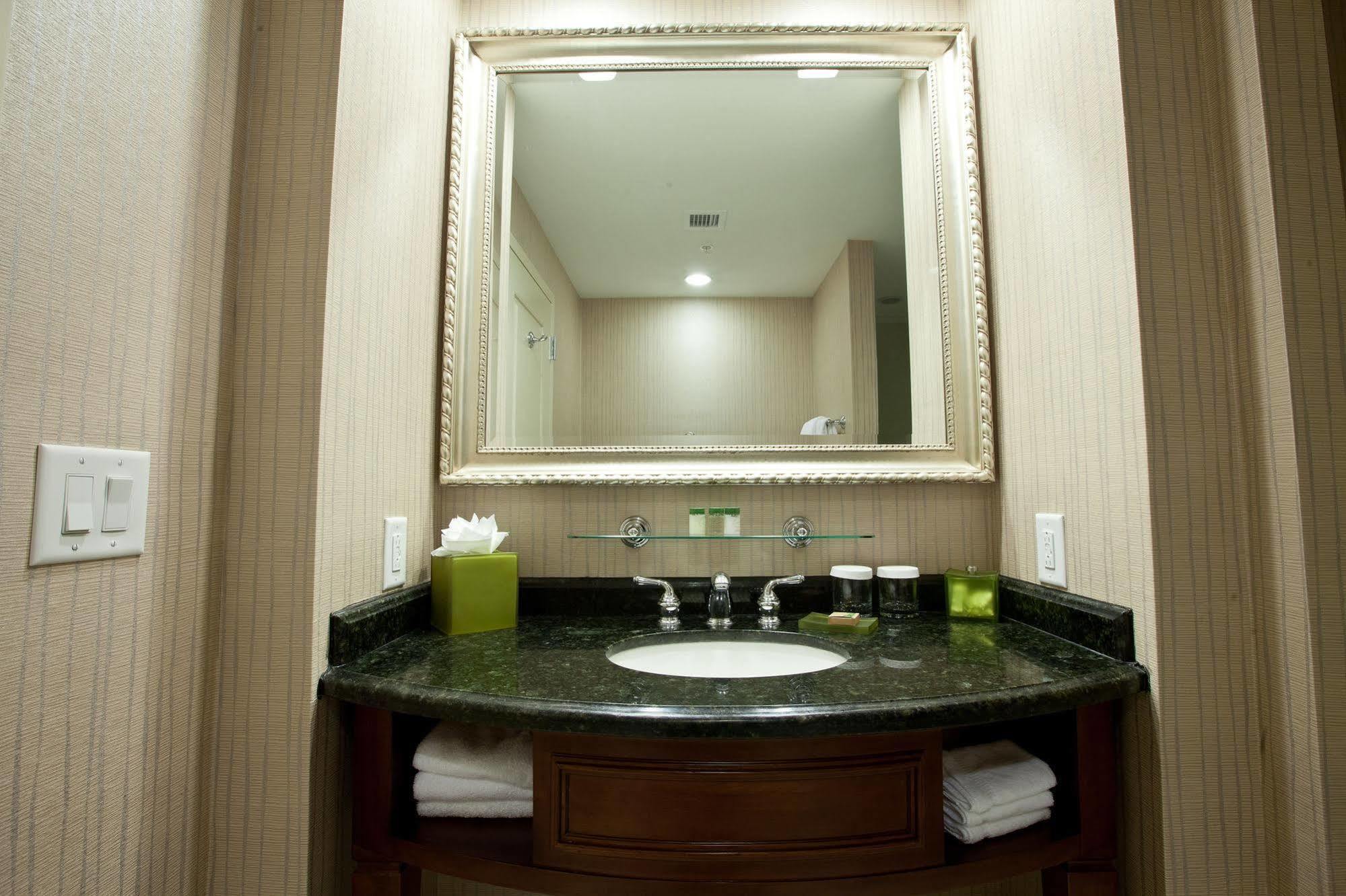 Town & Country Inn And Suites Charleston Extérieur photo