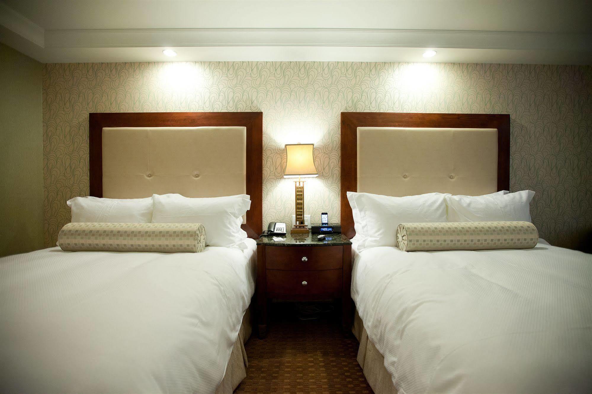 Town & Country Inn And Suites Charleston Extérieur photo