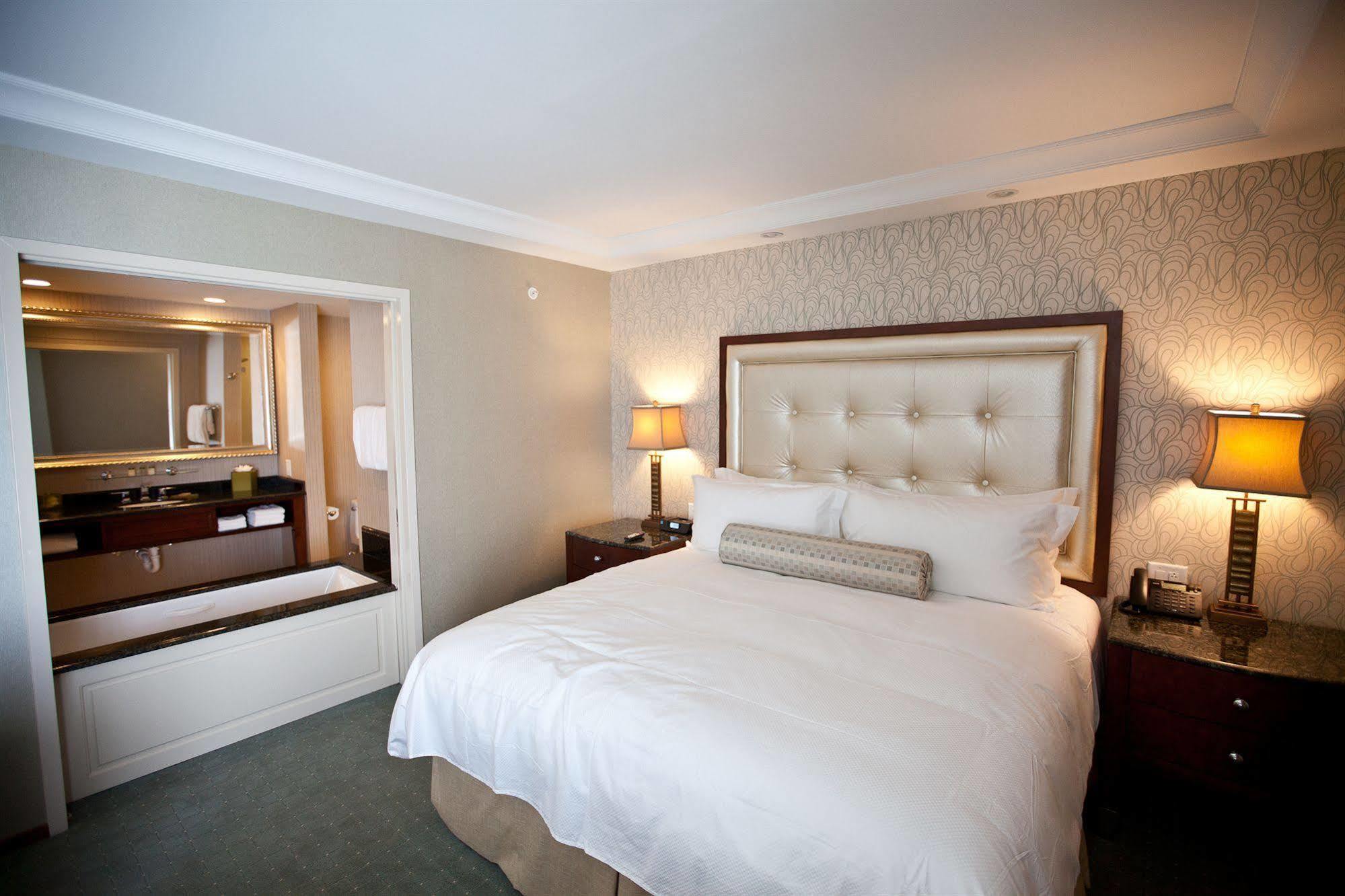 Town & Country Inn And Suites Charleston Extérieur photo
